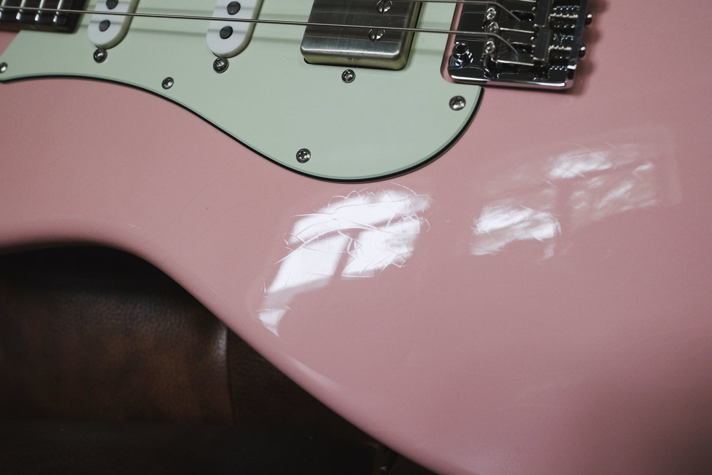 Suhr Mateus Asato Signature Classic S Antique Shell Pink