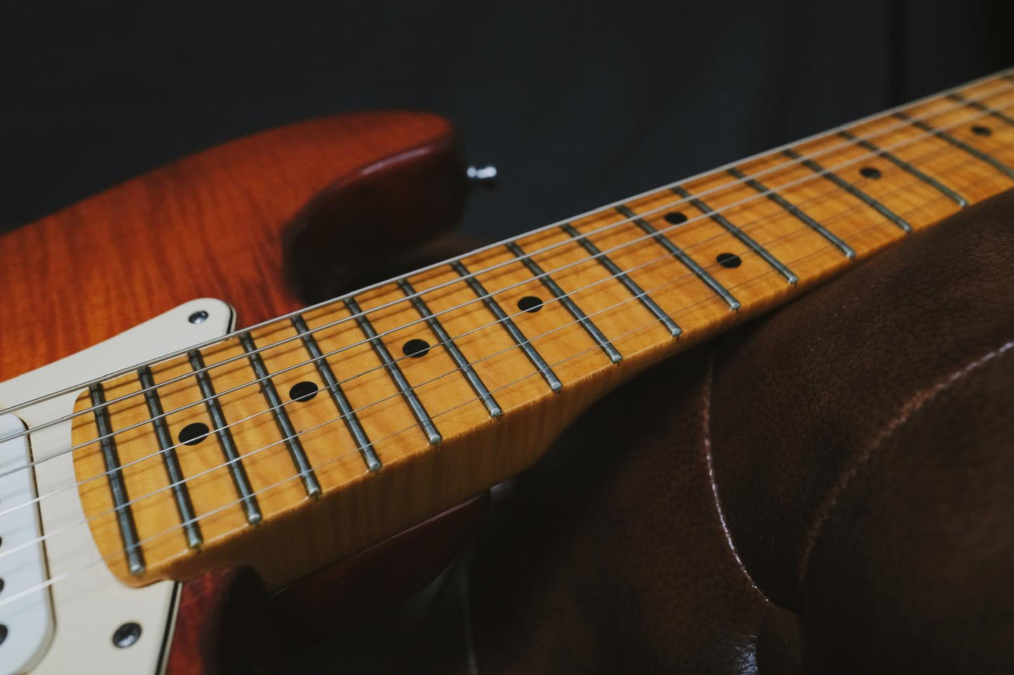 Fender Select Stratocaster Dark Cherry Burst (Used)